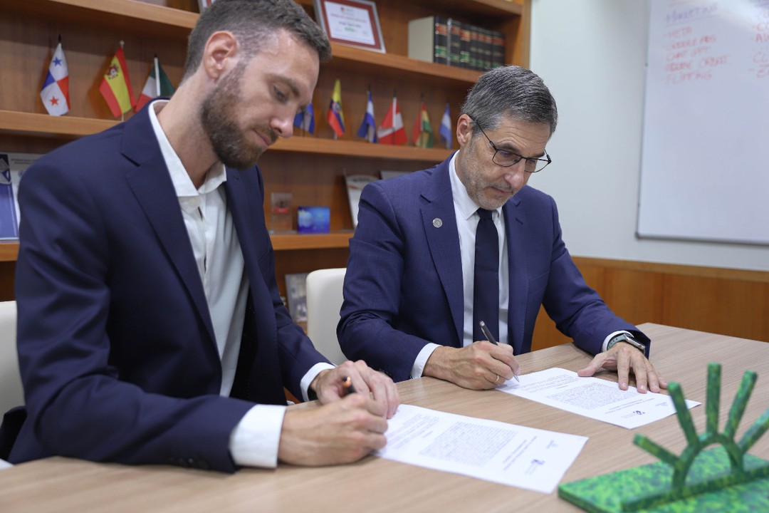 Firma con institución educativa europea