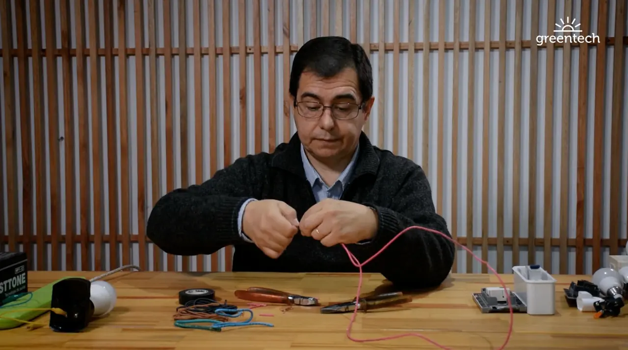 Clase práctica de electricidad domiciliaria
