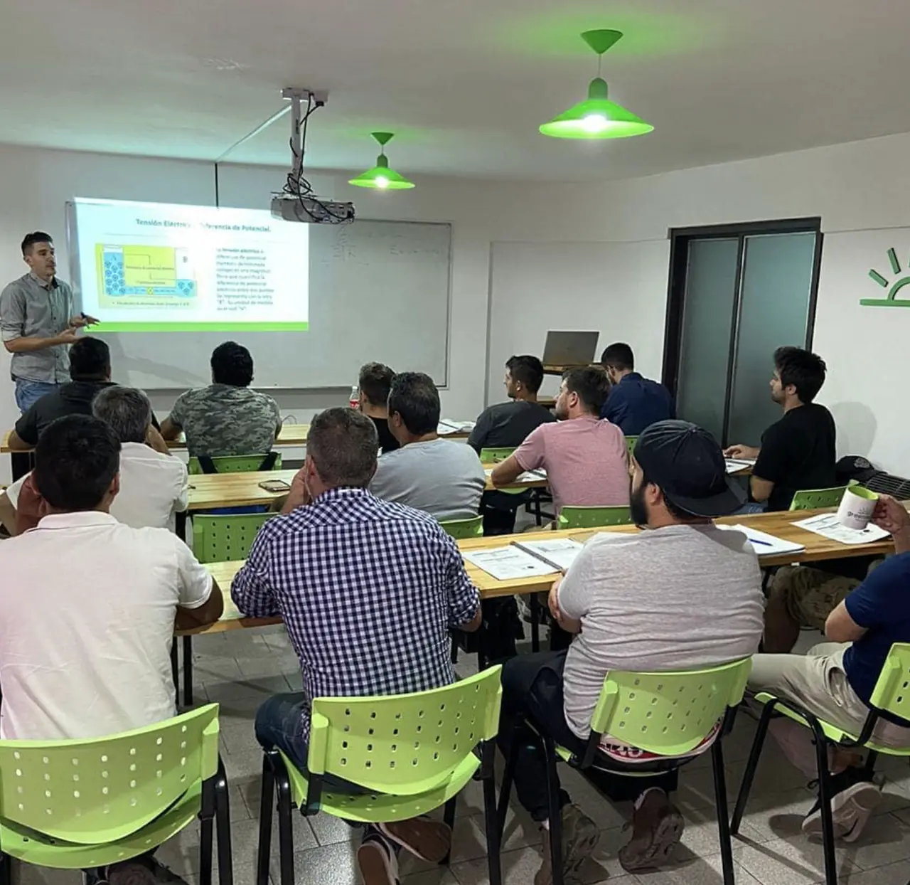 Clase presencial dictada por Greentech a una empresa