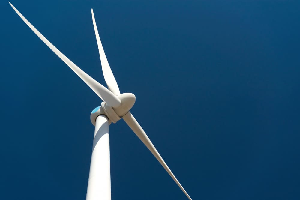 wind-turbine-against-deep-blue-sky aerogenerador