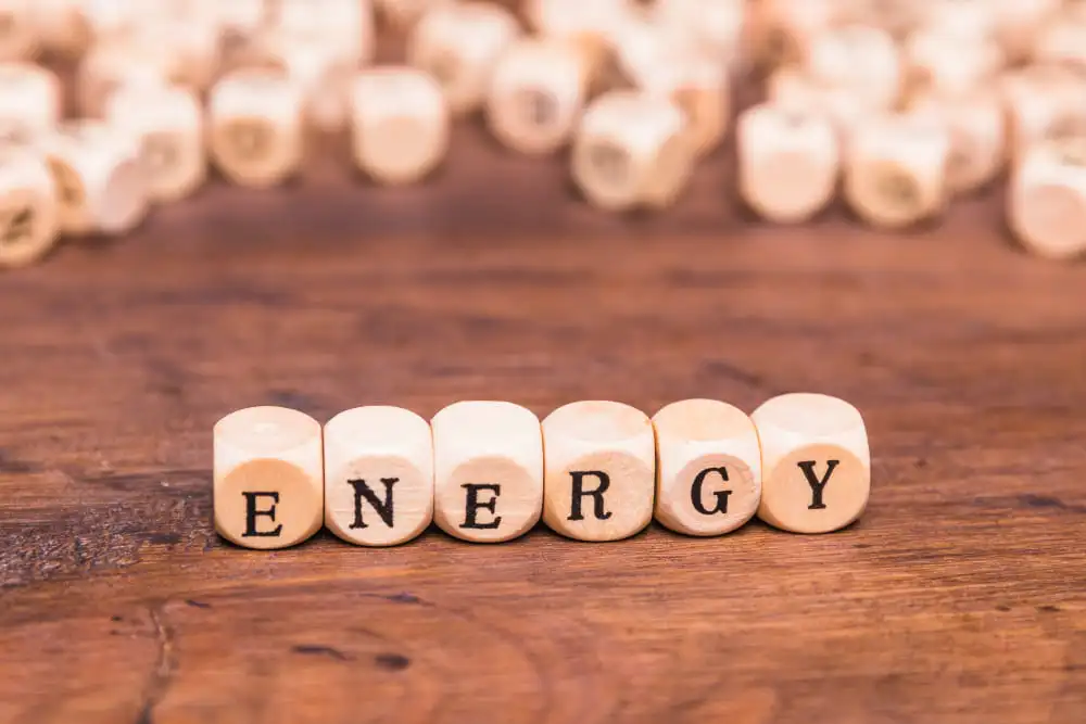 texto-energia-escrito-cubos-sobre-escritorio