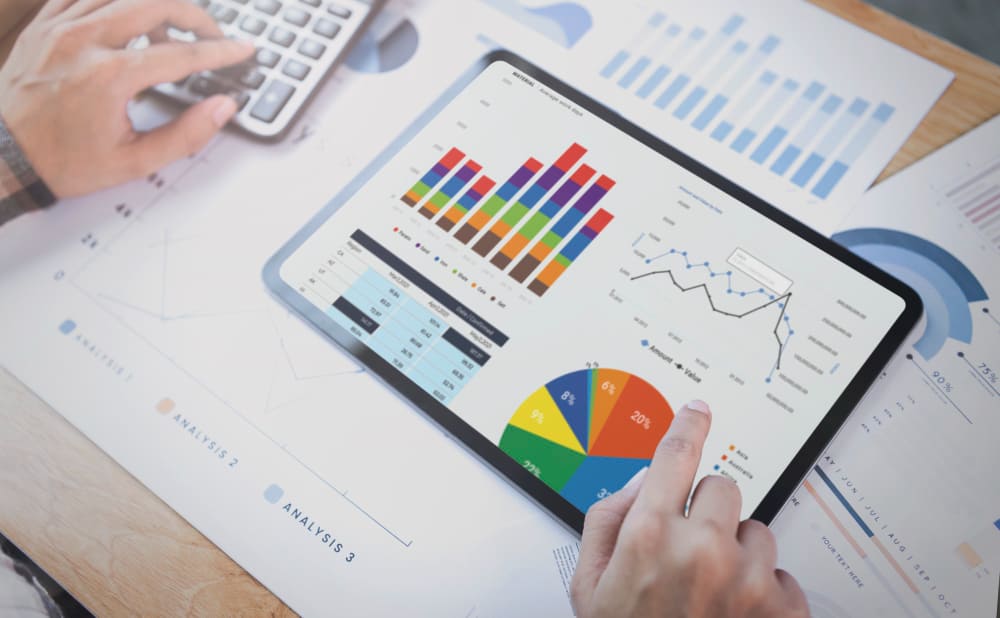 empresaria-usando-tableta-analizar-concepto-exito-estadisticas-estrategia-financiera-empresa-planificacion-futuro-sala-oficina